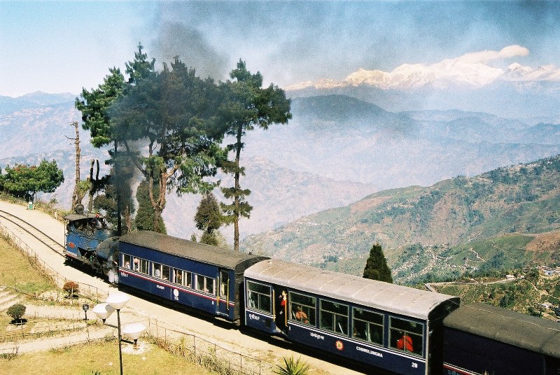 darjeeling-train